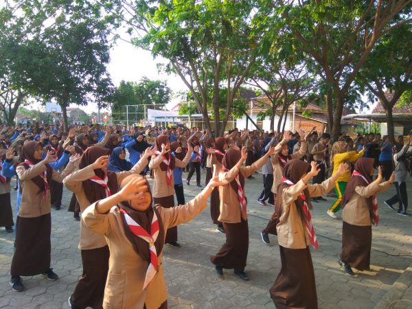Kegiatan Jum'at Sehat, Bersih dan Karakter Kegiatan Jum'at Sehat, Bersih dan Karakter