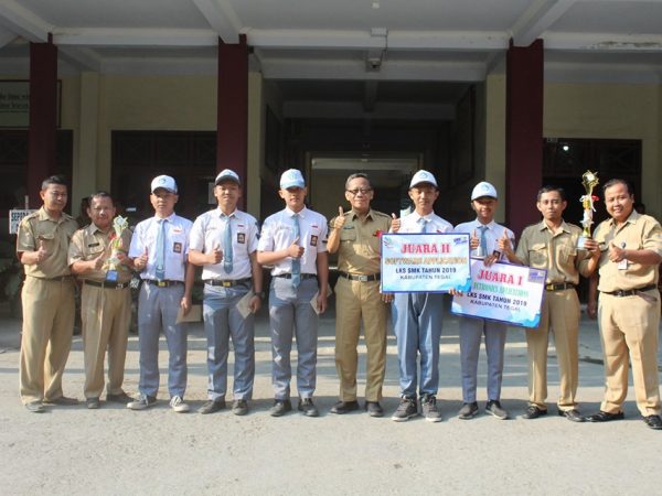 PENYERAHAN PIALA HASIL LOMBA KOMPETENSI SISWA (LKS) TAHUN 2019 PENYERAHAN PIALA HASIL LOMBA KOMPETENSI SISWA (LKS) TAHUN 2019