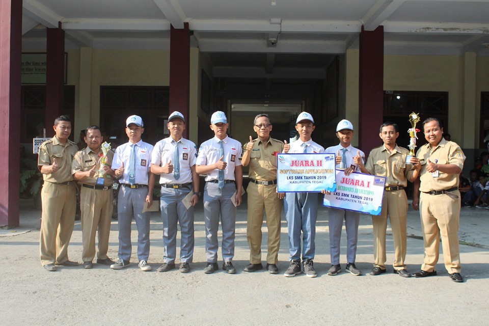 PENYERAHAN PIALA HASIL LOMBA KOMPETENSI SISWA (LKS) TAHUN 2019 PENYERAHAN PIALA HASIL LOMBA KOMPETENSI SISWA (LKS) TAHUN 2019