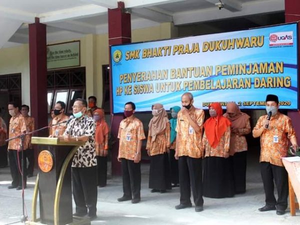 Penyerahan Bantuan HP ke Siswa Untuk KBM Daring Penyerahan Bantuan HP ke Siswa Untuk KBM Daring